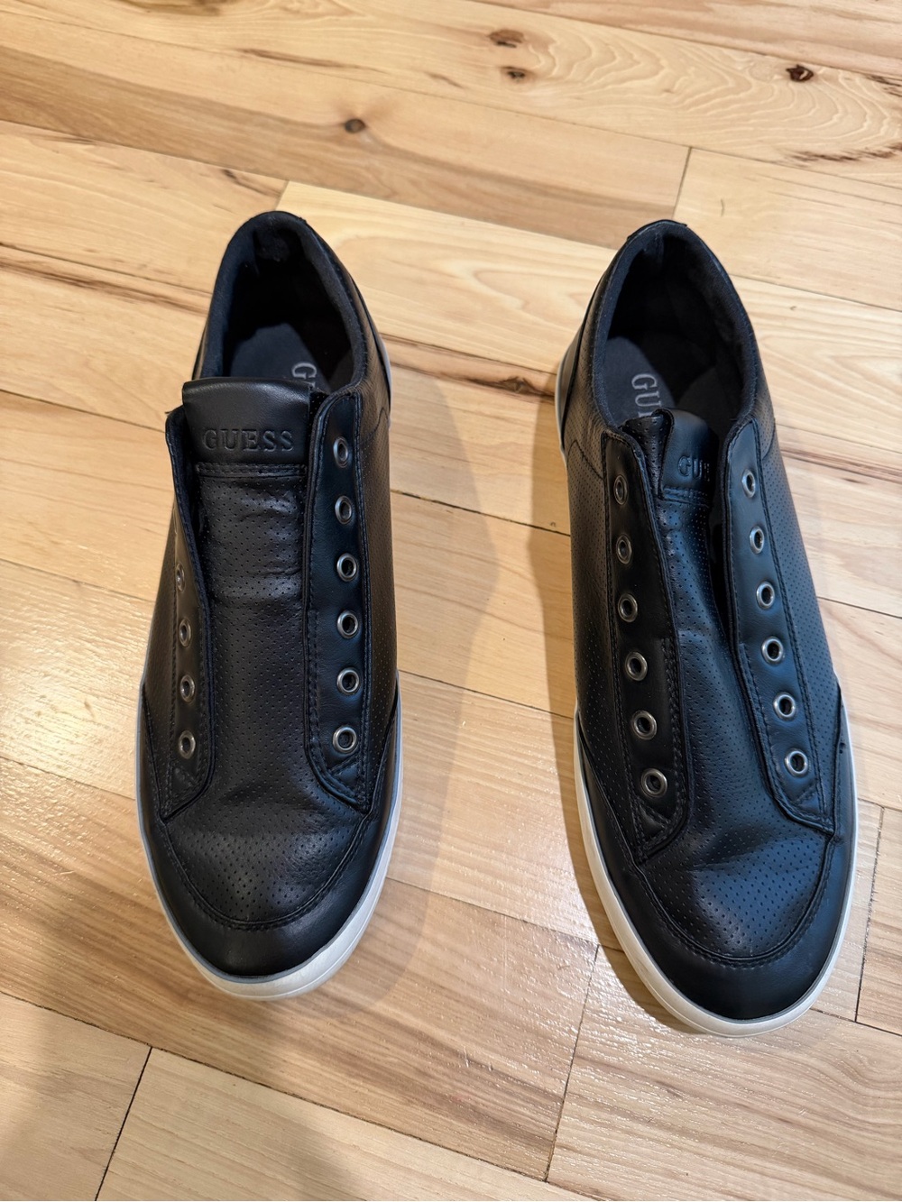 Men’s GUESS black Mitt 2 Slip On shoes! Size 11.5